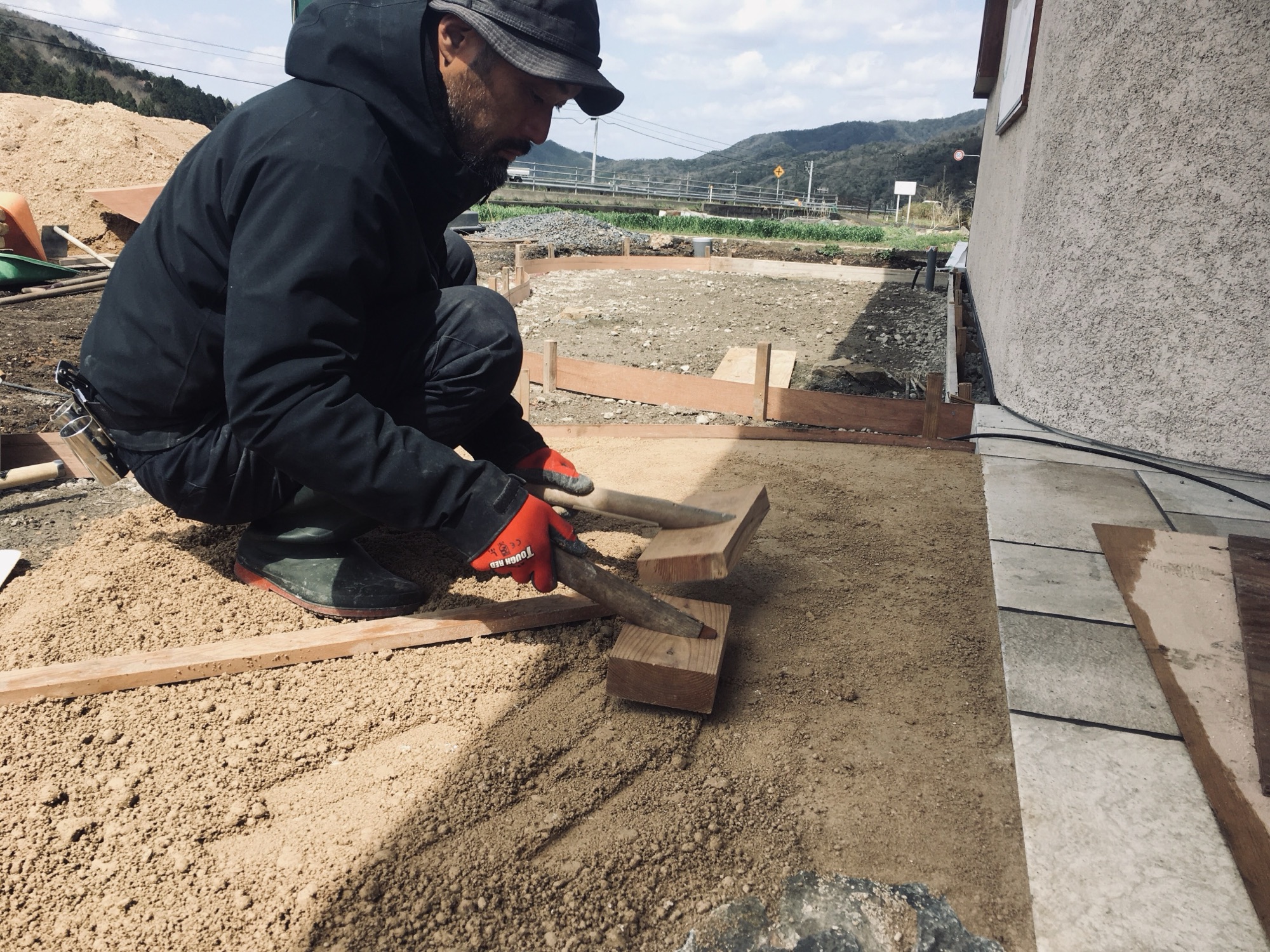 土間叩きの要領でアプローチを施工している様子