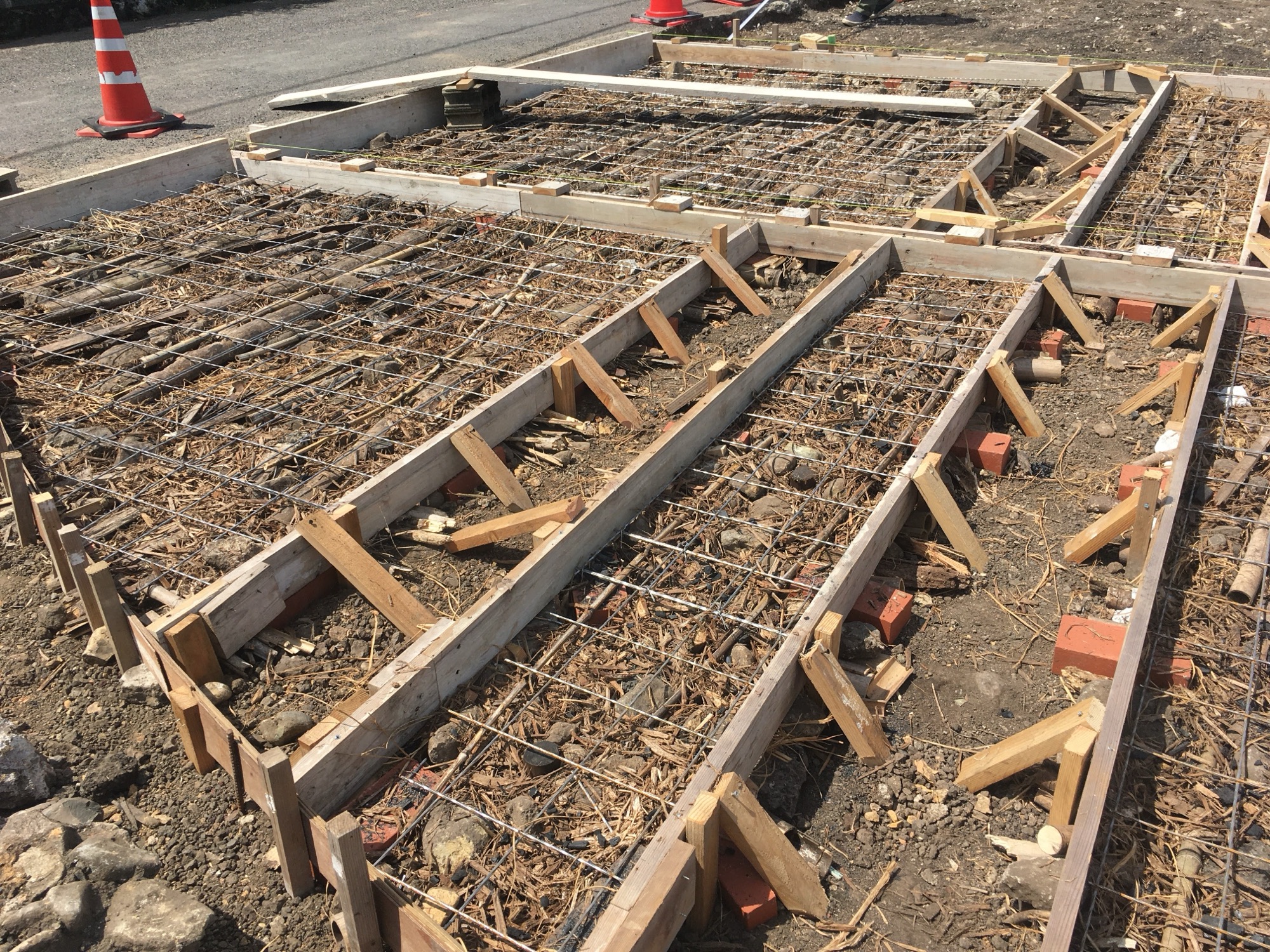 土を活かすためにつくった車用アプローチの下地